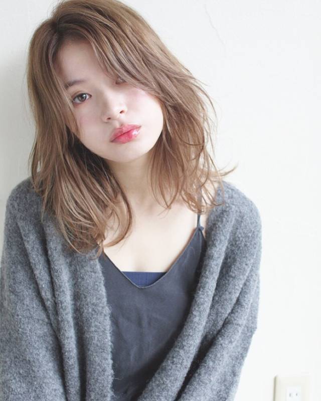 ボブヘアスタイル  ボブ ミディアム ショートボブ 透明感 束感 フェミニン おフェロ 色気 かわいい 大人可愛い 抜け感 ベージュ グレージュ グレー センターパート ワンカール シースルーバング シースルーボブ