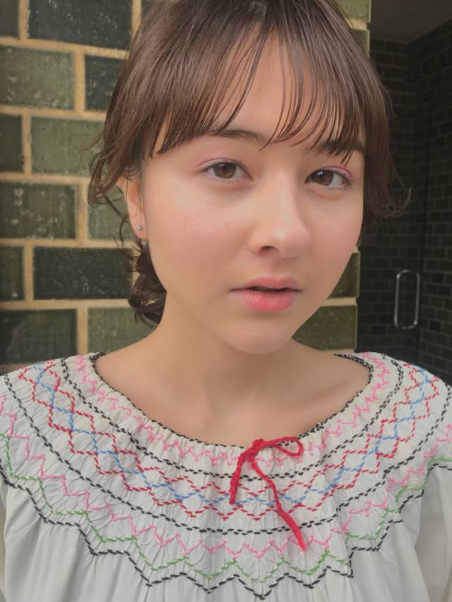 ミディアムヘアスタイル  hair design noel シースルーバング 外国人風 無造作 ラフ 外ハネ アンニュイ ウェット ウェーブ