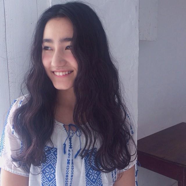 ヘアアレンジヘアスタイル  Liike センターパート 外国人風 ラフ 耳かけ 外ハネ アンニュイ ウェット 透明感 簡単スタイリング モテ 好感度 アップバング