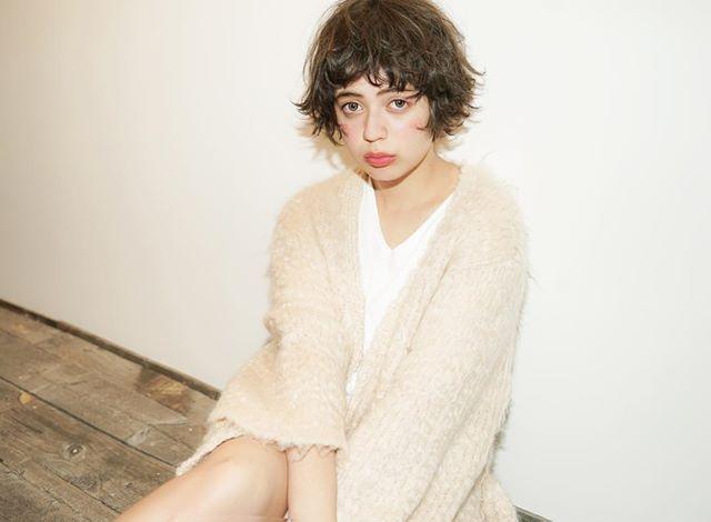 ミディアムヘアスタイル  Hair&Make・Laji シースルーバング 無造作 外国人風 黒髪 ラフ 外ハネ アンニュイ ウェット 透明感 ウェーブ アッシュ