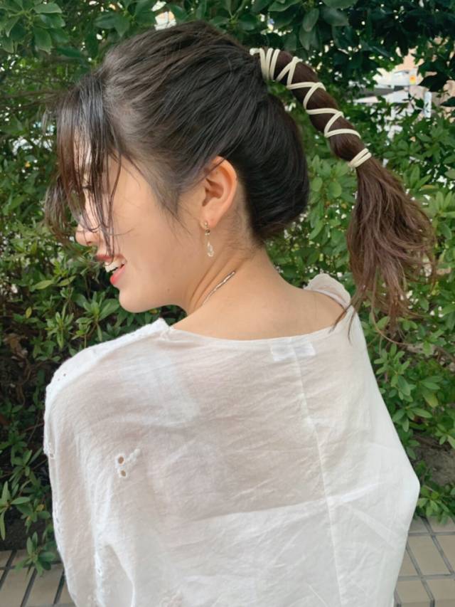 ミディアムヘアスタイル  パーティーアレンジ アレンジ 簡単アレンジ カジュアルアレンジ ヘアアレンジ セルフアレンジ ツイストアレンジ ロングアレンジ ねじりアレンジ 前髪アレンジ 簡単ヘアアレンジ サイドアレンジ ポニーテールアレンジ 透明感 モテ 愛され おフェロ センターパート