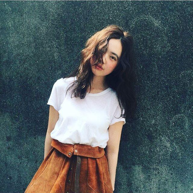 ミディアムヘアスタイル  ミディアム アンニュイ ウェーブ カール パーマ ニュアンス 透明感 フェミニン おフェロ 色気 かわいい 大人可愛い くせ毛風 無造作 ラフ くせ毛風パーマ