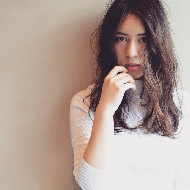 ロングヘアスタイル  浅野目結花 ダークトーン センターパート 外国人風 無造作 ラフ ほつれウェーブ くせ毛風 立川
