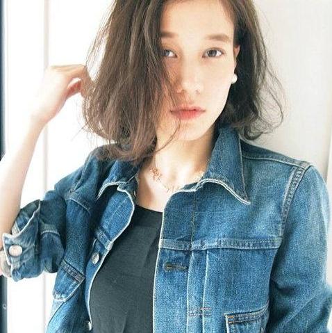 ミディアムヘアスタイル  齋藤愛 かきあげバング ナチュラル アッシュ デニムジャケット ラフ FUDGE 透明感 青山 表参道 外国人風