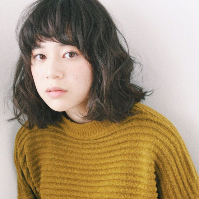 ミディアムヘアスタイル  透明感 ダークトーン 無造作 ラフ うざバング ウェーブ ウェット アンニュイ パーマ ゆるふわ 愛され モテ おフェロ 大人可愛い シースルーバング ベージュ 外国人風 アッシュ
