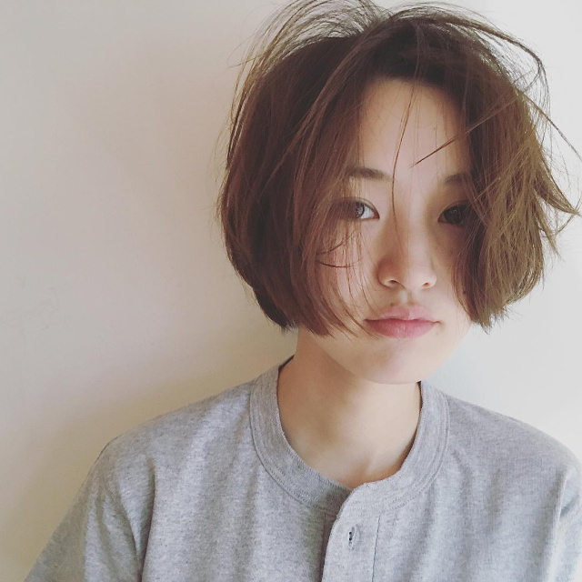 ロングヘアスタイル  センターパート 無造作 外国人風 ラフ アンニュイ かきあげバング 透明感 アッシュ