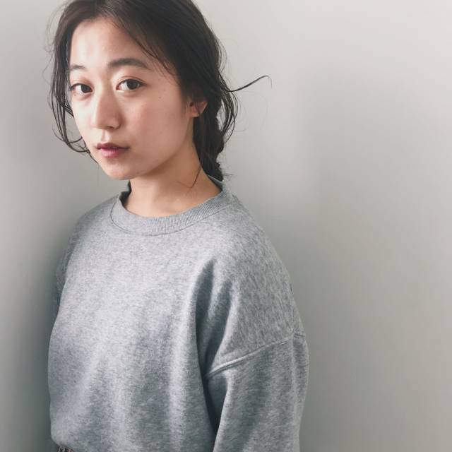 ロングヘアスタイル  センターパート 編みこみ 無造作 外国人風 ラフ アンニュイ ウェーブ 結婚式 抜け感 ヘアアレンジ 透明感 ナチュラル