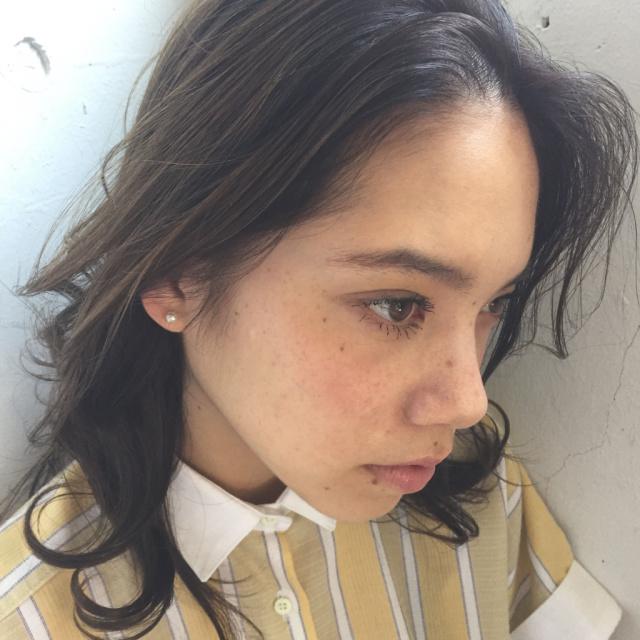 ミディアムヘアスタイル  センターパート 無造作 外国人風 ラフ 外ハネ ウェット 透明感 アッシュ モード シャツ 抜け感 グレージュ 後れ毛 ビンテージ ダークベージュ かきあげバング ストライプ フランス 前髪