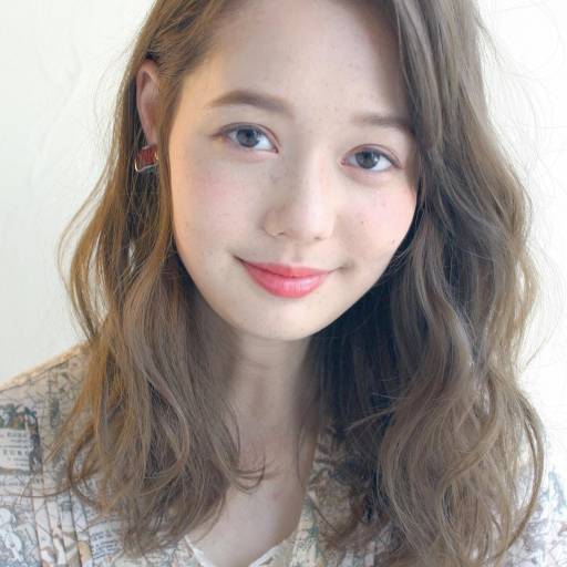 ミディアムヘアスタイル  かきあげバング ウェーブ アンニュイ 透明感 ベージュ アッシュ ミディアム 大人かわいい 透明感カラー ロブ 無造作 外ハネ 外国人風パーマ 外国人風 耳かけ くせ毛風 ラフ 無造作ウェーブ