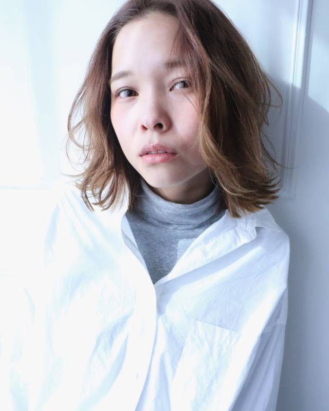 ボブヘアスタイル  センターパート 無造作 外国人風 ラフ 外ハネ アンニュイ 透明感 ゆるウェーブ ナチュラル