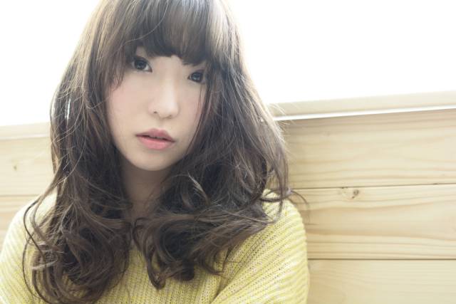 ボブヘアスタイル  センターパート 無造作 外国人風 ラフ 外ハネ アンニュイ 透明感 ゆるウェーブ ナチュラル