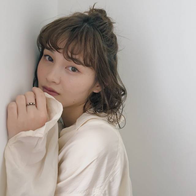 ヘアアレンジヘアスタイル  外国人風 無造作 ラフ アンニュイ 外ハネ 抜け感 ハイライト 透明感 ナチュラル ヘアアレンジ ボブ 簡単アレンジ おだんごアレンジ