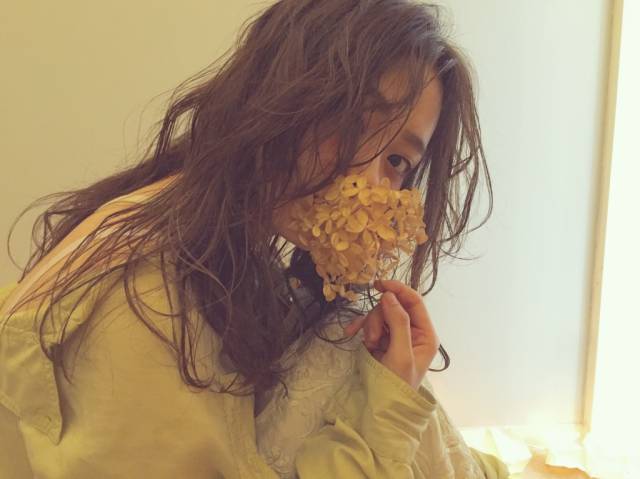 ミディアムヘアスタイル  drop アレンジ カジュアルアレンジ 簡単アレンジ 抜け感 ラフアレンジ ラフ カジュアル 後れ毛 お洒落女子 FUDGE CYAN 表参道 原宿 青山 リラックス