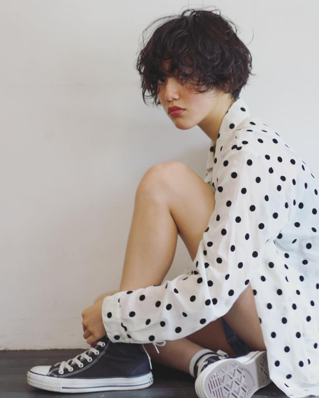 ボブヘアスタイル  mailo ロブ 伸ばしかけ ムラ染め ダブルカラー グラデーションカラー ハイトーン ピンク ビビット クセ毛風 外国人風 外国人風ボブ かきあげ ブリーチカラー レッドカラー 簡単スタイリング 寝起き風 アンニュイ