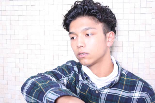 メンズのベリーショートヘアスタイル  HAIR DERA'S パーマ メンズパーマ 銀座 美容室 刈上げ 束感 ブロック