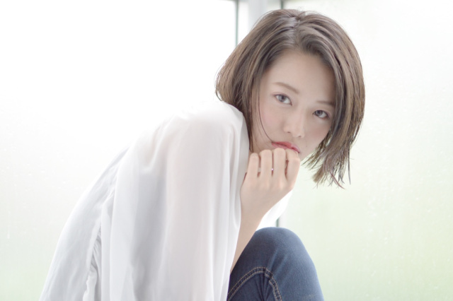 ボブヘアスタイル  ショートボブ くせ毛風 透明感 おフェロ 大人可愛い 抜け感 グレージュ ブルージュ シースルーバング 波ウェーブ アンニュイ ウェーブ カール こなれ女子 こなれ感 ハイライト ラフ 無造作