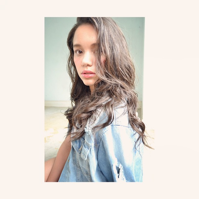 ロングヘアスタイル  山崎浩 ダークトーン かきあげバング ヘルシー ラフ カジュアル デニム 立川