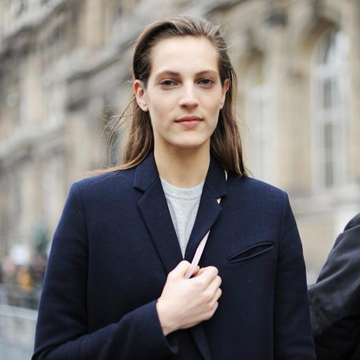 ロングヘアスタイル  マニッシュ クール ストレート かきあげバング 前髪アレンジ イノセントカラー ベージュ 海外スナップ