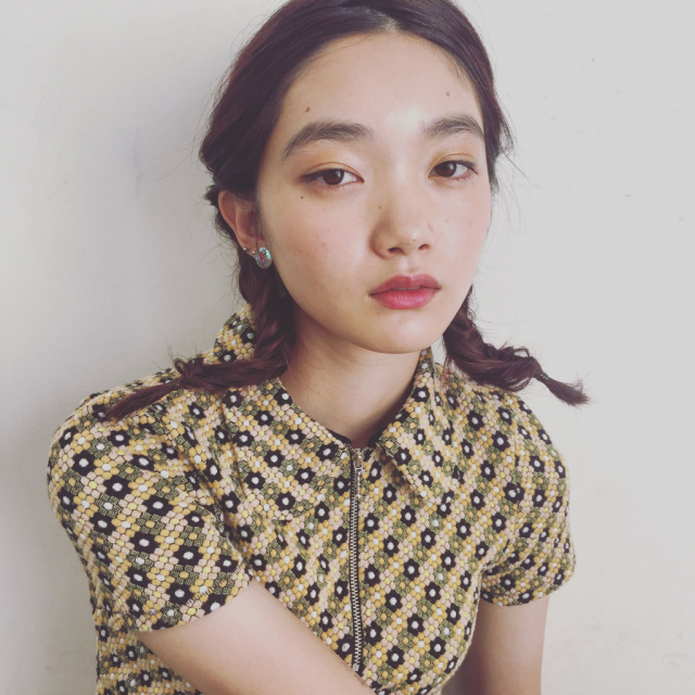 ボブヘアスタイル  うざバング センターパート シースルーバング 無造作 外国人風 ゴールドピン ラフ 耳かけ 外ハネ アンニュイ ウェット 透明感 ウェーブ アッシュ