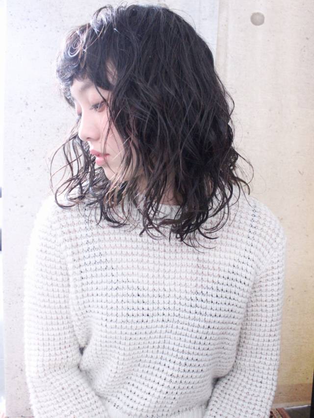 セミロングヘアスタイル  La Rica シースルーバング 無造作 黒髪 外国人風 ラフ 外ハネ アンニュイ ウェット ウェーブ アッシュ パーマ ハイライト 透明感 前髪 ショートバンク グレージュ グレージュカラー ブルージュ ブルージュカラー