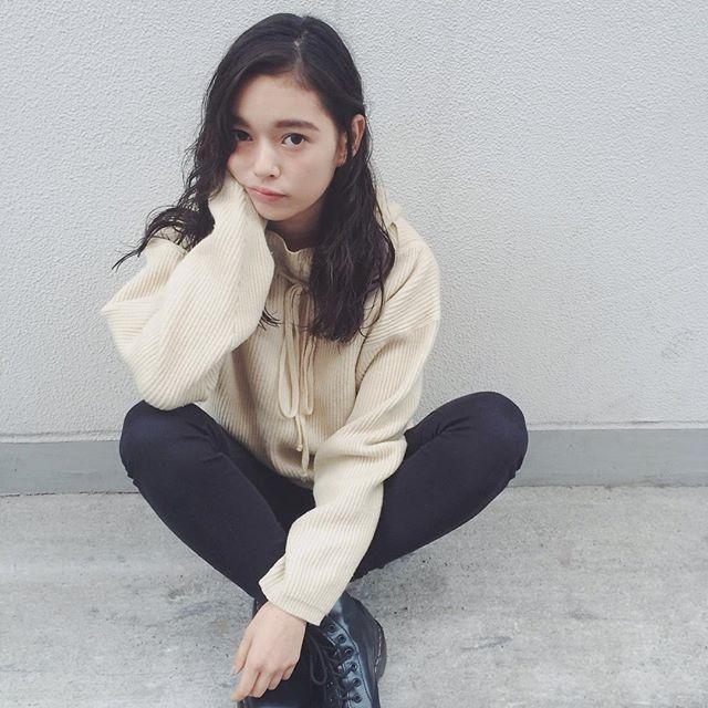 ロングヘアスタイル  ダークトーン 黒髪 ウェーブ かきあげバング 透明感 roma