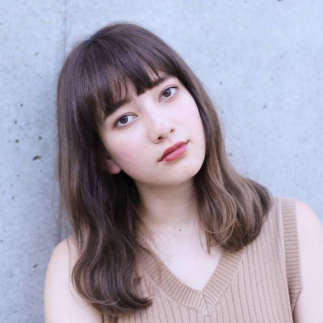 セミロングヘアスタイル  池袋 おしゃれ 南池袋 ダークトーン ハイライト グラデーション アッシュグレージュ とろみカラー グレージュ ベージュカラー 西海岸 ナチュラル 無造作 ウェット つやmake つや 外国人風