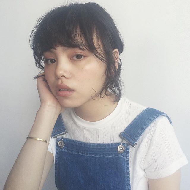 セミロングヘアスタイル  BABEL うざバング 無造作 シースルーバング ゴールドピン 外国人風 ラフ 外ハネ アンニュイ 透明感 ウェーブ アッシュ