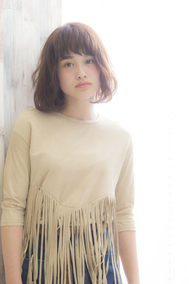ミディアムヘアスタイル  ネイビー 透明感 グレージュ 外ハネ ウェーブ 前髪 アンニュイ ナチュラル おフェロ ダークトーン アッシュ くせ毛風 モテ 愛され ゆるふわ 大人可愛い 無造作 ラフ