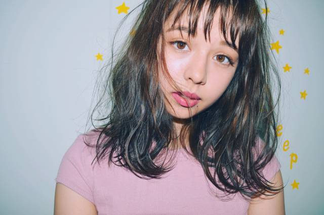 ミディアムヘアスタイル  Neon by Newton シースルーバング 外国人風 ウェット 透明感 ウェーブ アッシュ デジタルパーマ ホットパーマ パーマ ヘアサロン 東京美容室 ヘアスタイル ゆる巻き ヘアカラー 国分寺 前髪 ロングヘア
