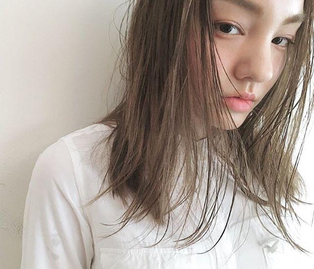 ミディアムヘアスタイル  Rizm うざバング シースルーバング 無造作 外国人風 ラフ 耳かけ 外ハネ アンニュイ ウェット 透明感 ウェーブ アッシュ throw イルミナカラー ちっぷハイライト グレージュ