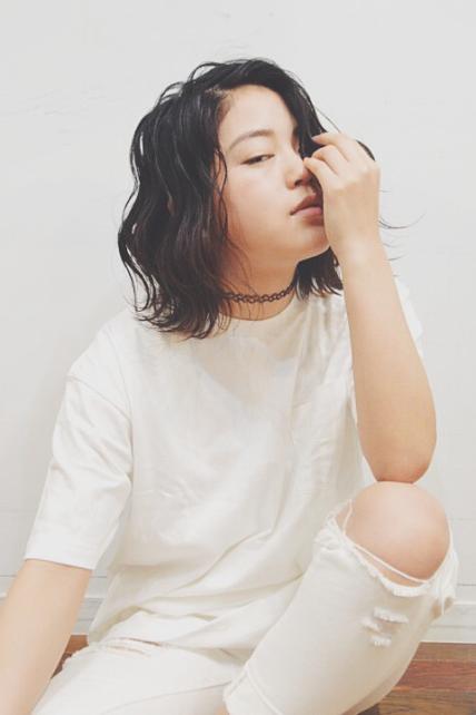セミロングヘアスタイル  ダークトーン 黒髪 かきあげバング 無造作 ラフ ルーズ ウェーブ ナチュラル ヘルシー MINX aoyama