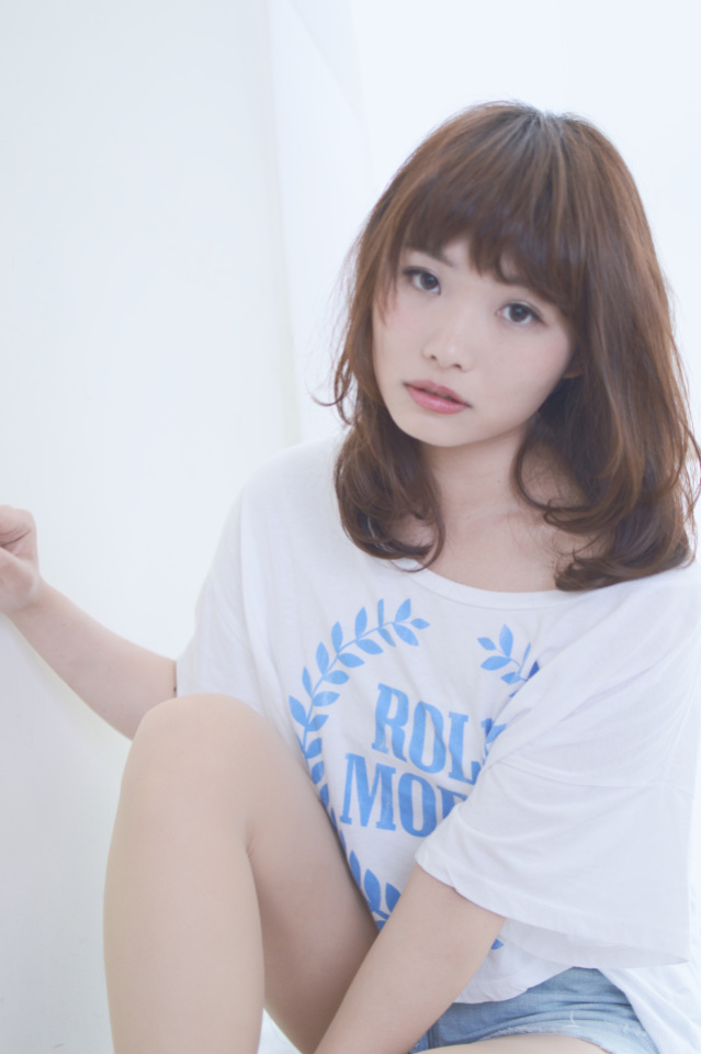 セミロングヘアスタイル  mailo グレージュ ベージュ ミルクティーベージュ 寒色系 ほつれウェーブ 外国人風 外国人風パーマ マーメイドロング ゆるふわ ゆるパーマ アンニュイ アンニュイカール ラウンドバング 透明感