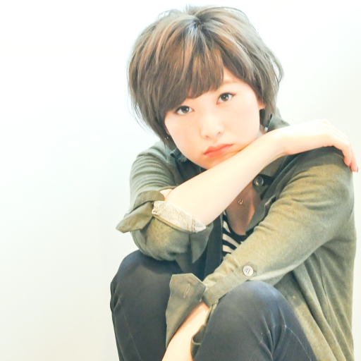 ショートヘアスタイル  ヘアーサロン　Loufreasy イルミナカラー 透明感 アッシュ 耳かけ 外国人風 ショート ショートヘア イルミナ ハンサムショート 大人ショート マニッシュショート ベリーショート カーキ カーキアッシュ オリーブアッシュ オリーブベージュ マットアッシュ