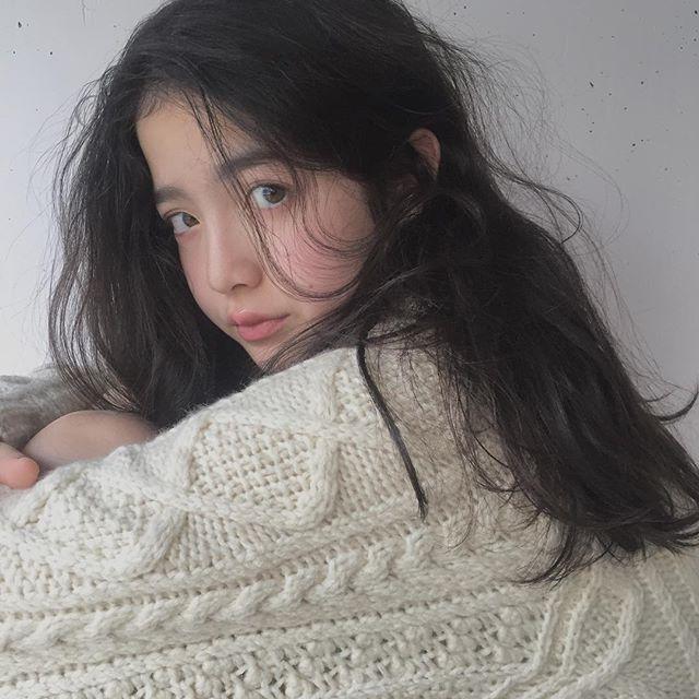 ミディアムヘアスタイル  アンニュイ ウェット 透明感 アッシュ ウェーブ 外国人風 ラフ 外ハネ 前髪 束感前髪