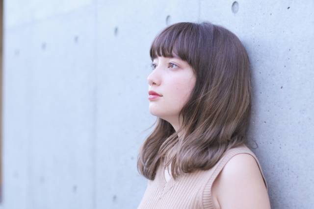 ミディアムヘアスタイル  AFLOAT 池袋 ゆるふわウェーブ ガーリー カジュアル フェミニン 外国人風 ナチュラル 艶感 おしゃれ キャラメルベージュ グレージュ 透明感アッシュ 透明感 学生 オフィス 切りっぱなし