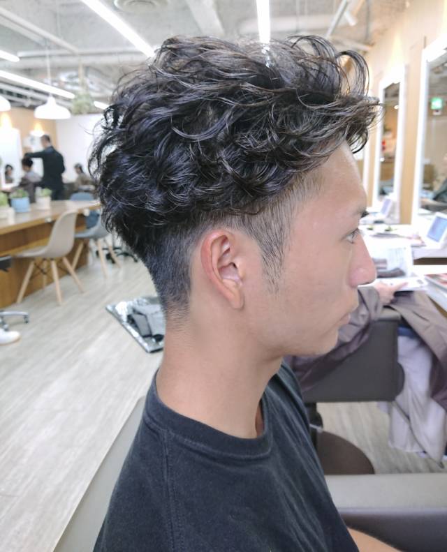 メンズのベリーショートヘアスタイル  HAIR DERA'S ツーブロック メンズ ショート パーマ ニュアンスパーマ 刈上げ バリカン