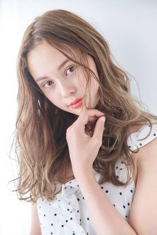 ミディアムヘアスタイル  atelier[es]HAIRDESIGN atelier[jill]HAIRDESIGN jill es 沖縄 那覇 新都心 ミディアムボブ 外ハネミディアム デザインカラー ハイトーン グラデーションカラー ハイライトグラデーション ハイトーンカラー オレンジベージュ ショートバング 大人かわいい 大人可愛い