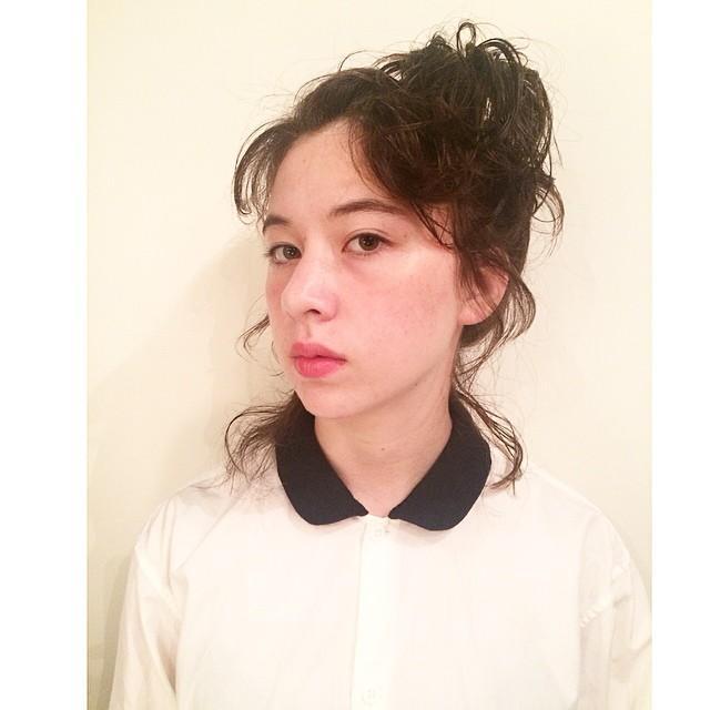 ヘアアレンジヘアスタイル  MAYUKA ABE 三つ編み カラーゴム ボヘミアン 赤リップ カラーメイク 表参道 LAURUN
