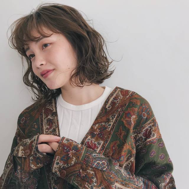 ボブヘアスタイル  アンニュイ 外ハネ ラフ アッシュ ハイライト 抜け感 透明感 切りっぱなしボブ ナチュラル ウェーブ