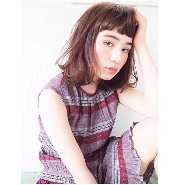 ミディアムヘアスタイル  齋藤愛 透明感 ナチュラル 外ハネ くせ毛風 外国人風 眉上バング ショーバング FUDGE 表参道 青山