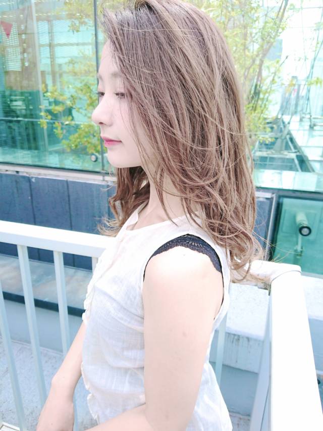 セミロングヘアスタイル  HAIR DERA'S ハイライトカラー イルミナカラー 銀座