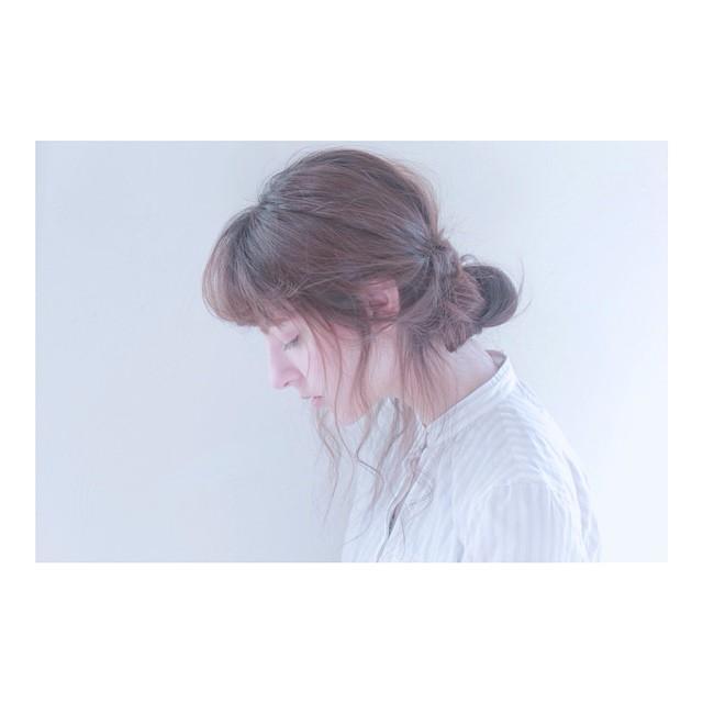 ヘアアレンジヘアスタイル  無造作 ラフ おくれ毛 シニヨン 外国人風 ナチュラル 透明感