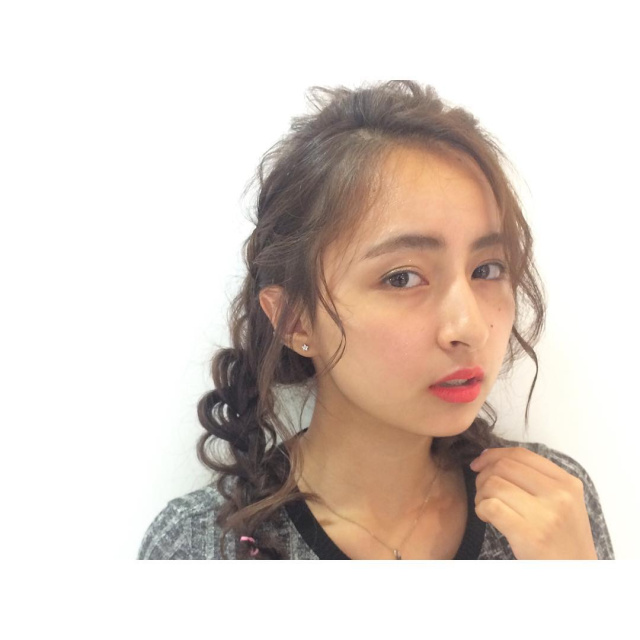 ミディアムヘアスタイル  AFLOAT D'L うざバング センターパート 編みこみ シースルーバング 無造作 外国人風 ゴールドピン 黒髪 ラフ 耳かけ 外ハネ アンニュイ ウェット かきあげバング 透明感 ウェーブ アッシュ 大人かわいい