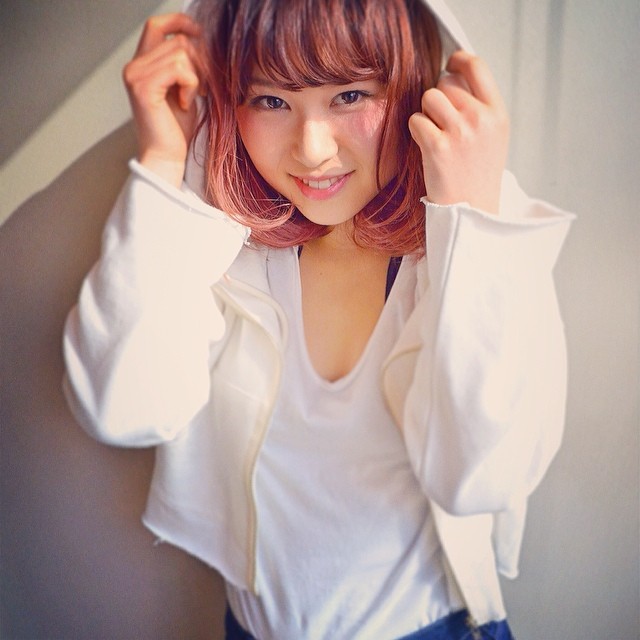 ボブヘアスタイル  浅野目結花 ピンク系 パーカー 立川