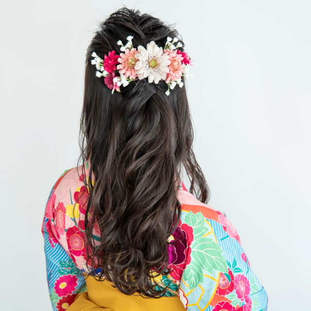 ヘアアレンジヘアスタイル  ヘアーサロン　Loufreasy（ラフリジー） 袴 卒業式 ハーフアップ 編みおろし 編み下ろし 編み込み 編み込み風 ヘッドドレス ヘッドパーツ かすみ草 着付け 着物 着物アレンジ ミックス巻き 代々木 新宿 北参道