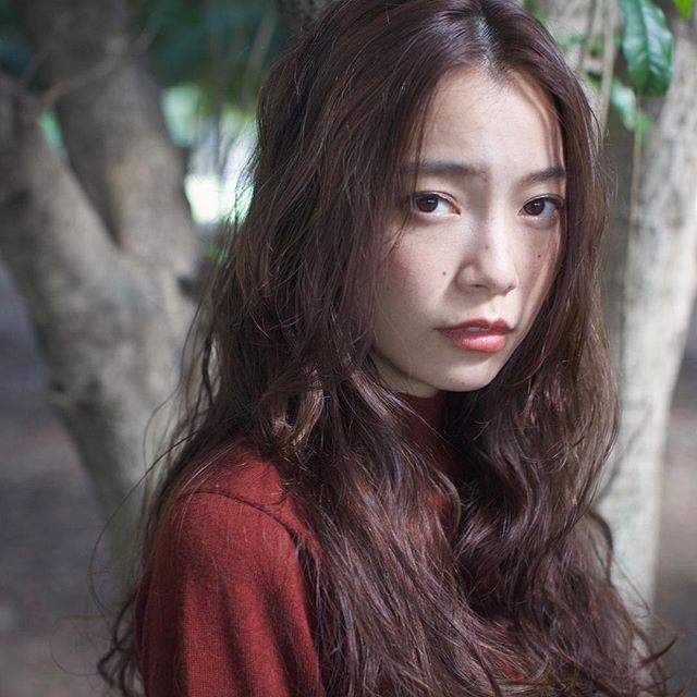 ロングヘアスタイル  ダークトーン ラフ かきあげバング 白T デニム depart 南青山店