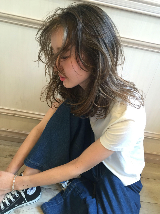 ミディアムヘアスタイル  うざバング シースルーバング 無造作 外国人風 ラフ 外ハネ アンニュイ ウェット 透明感 デニム ウェーブ アッシュ Mag