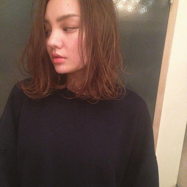 セミロングヘアスタイル  畑田萌 シースルーバング グラデーションカラー ナチュラル ラフ 代官山 中目黒 roma