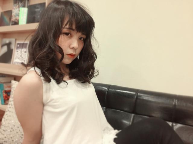 セミロングヘアスタイル  畑田萌 ウェーブ くせ毛風 透明感 外国人風 代官山 中目黒 ニット roma