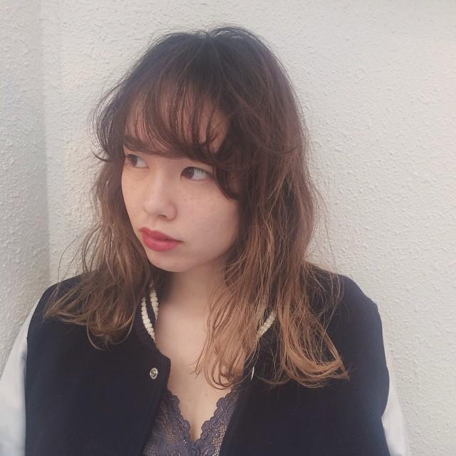 セミロングヘアスタイル  畑田萌 ウェーブ くせ毛風 透明感 外国人風 代官山 中目黒 ニット roma